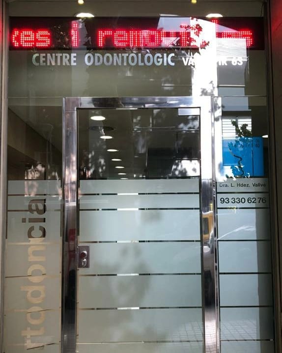 Entrada del Centre Odontològic Vallespir 63, al Carrer Vallespir 63 (Sants, Barcelona)